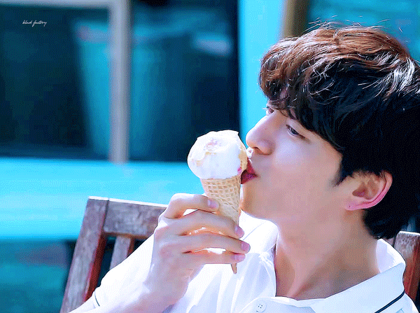 윤두준 좋아하고 요즘 공유 짤 찾는데 비슷한 느낌 좀 있음 ㅋㅋ | 인스티즈