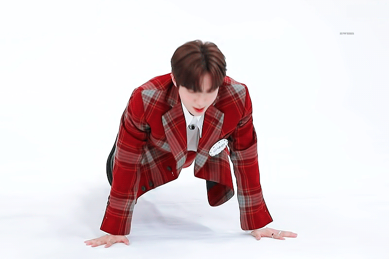 근육 쥐어짜내는 김재환 보고 가 | 인스티즈