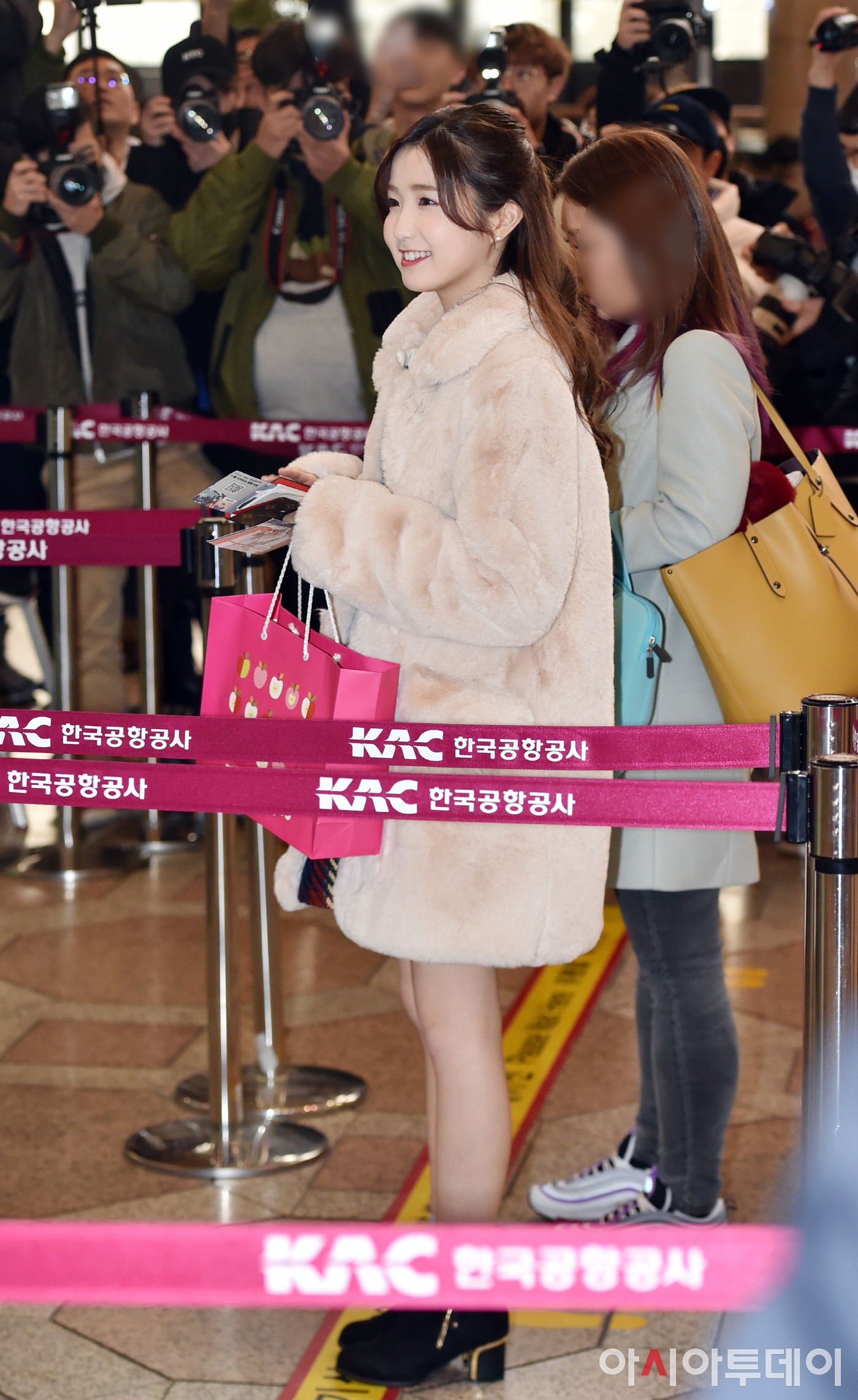 히토미 오늘 입은 퍼자켓 히토미마갤 조공 인증이구나 | 인스티즈