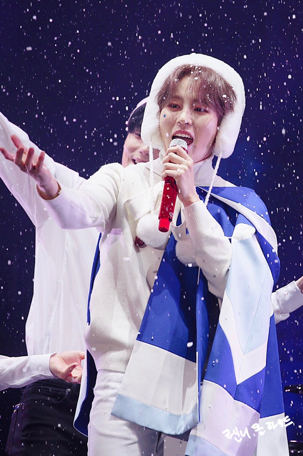 하성운 캐롤 부를때 의상 너무 귀엽지않냐 | 인스티즈