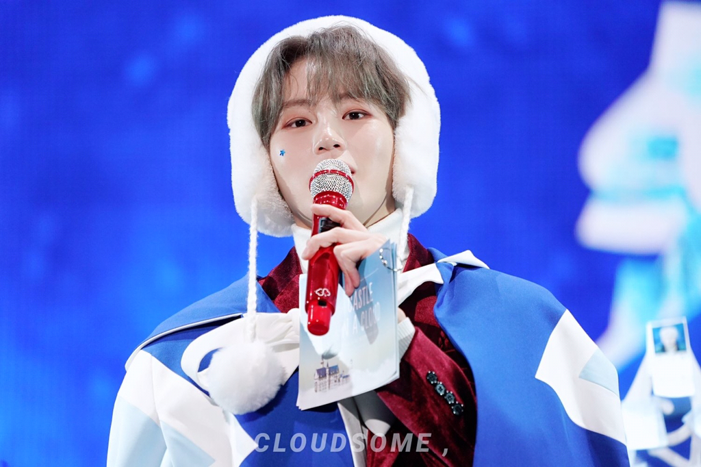 하성운 캐롤 부를때 의상 너무 귀엽지않냐 | 인스티즈