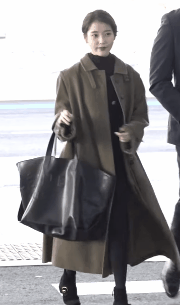 오늘진짜이건꼭벼ㆍ라 아이유코트입었지 주 윤 발 코트날리기 따라하다 실패한 아 이 유 주 윤 발 따 라 하 기 | 인스티즈