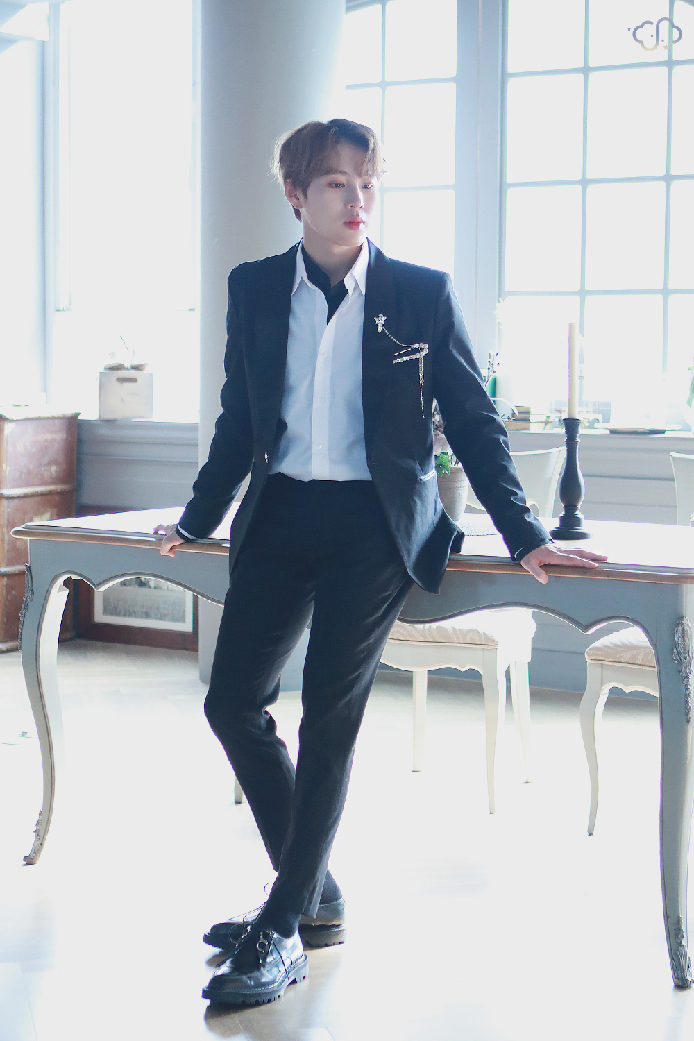 하성운 소속사 진짜 옷도 잘 입히고 사진도 잘 찍고 | 인스티즈