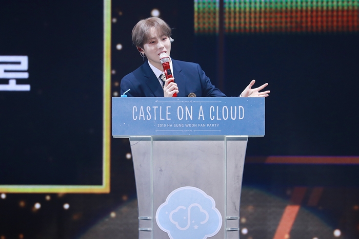 하성운 이러고 있으니까 본인 목사님 같다고 갑분 "기도합시다.."이러는 거 | 인스티즈