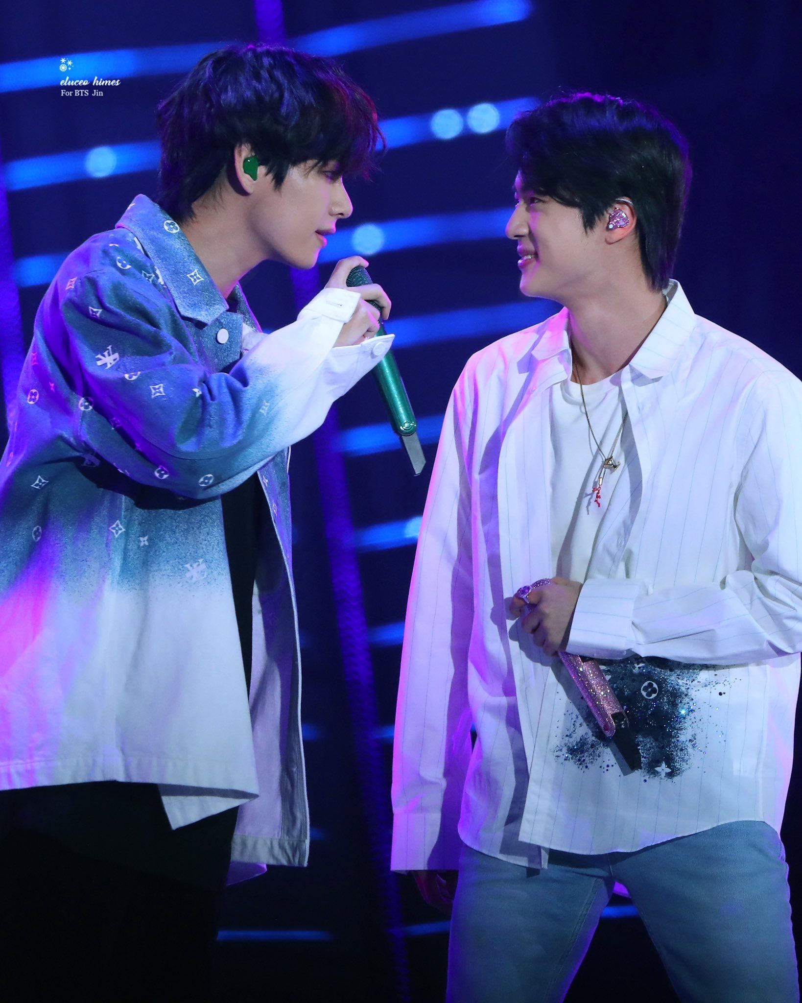 방탄 진 실시간으로 귀 빨게지는 거봐 ㅋㅋㅋ 뷔가 쳐다보니 ㅋㅋ | 인스티즈