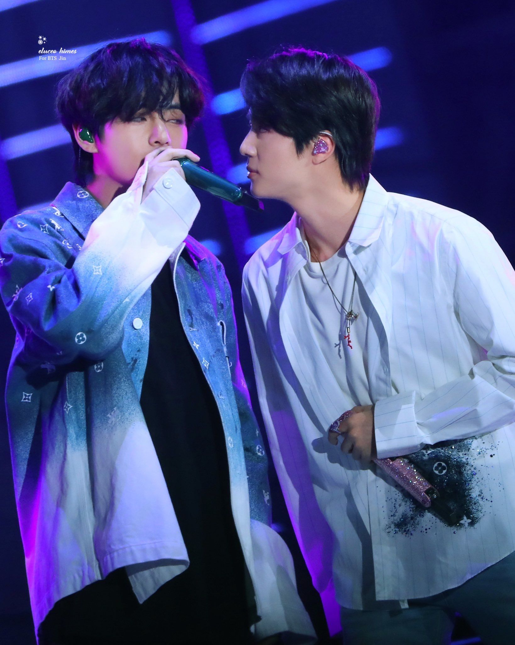 방탄 진 실시간으로 귀 빨게지는 거봐 ㅋㅋㅋ 뷔가 쳐다보니 ㅋㅋ | 인스티즈