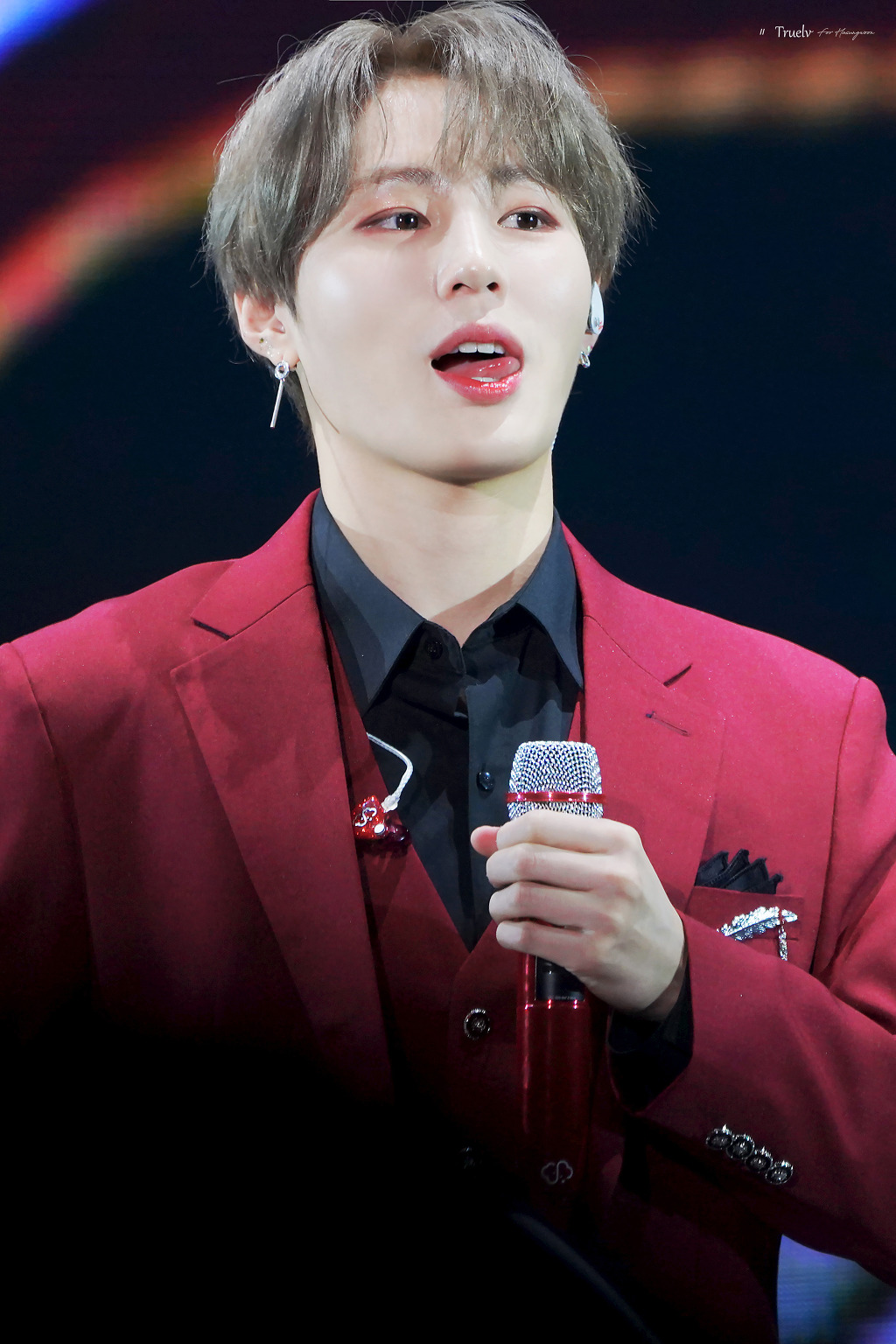 하성운 커스텀 인이어랑 마이크에 로고 넘 예뻐 .. | 인스티즈