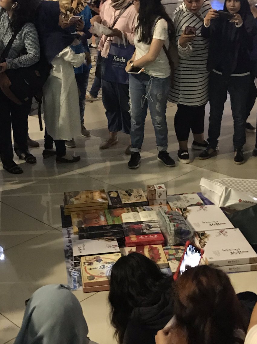 까까요정 아이유 자카르타 팬들 위해 사간 한국까까 | 인스티즈