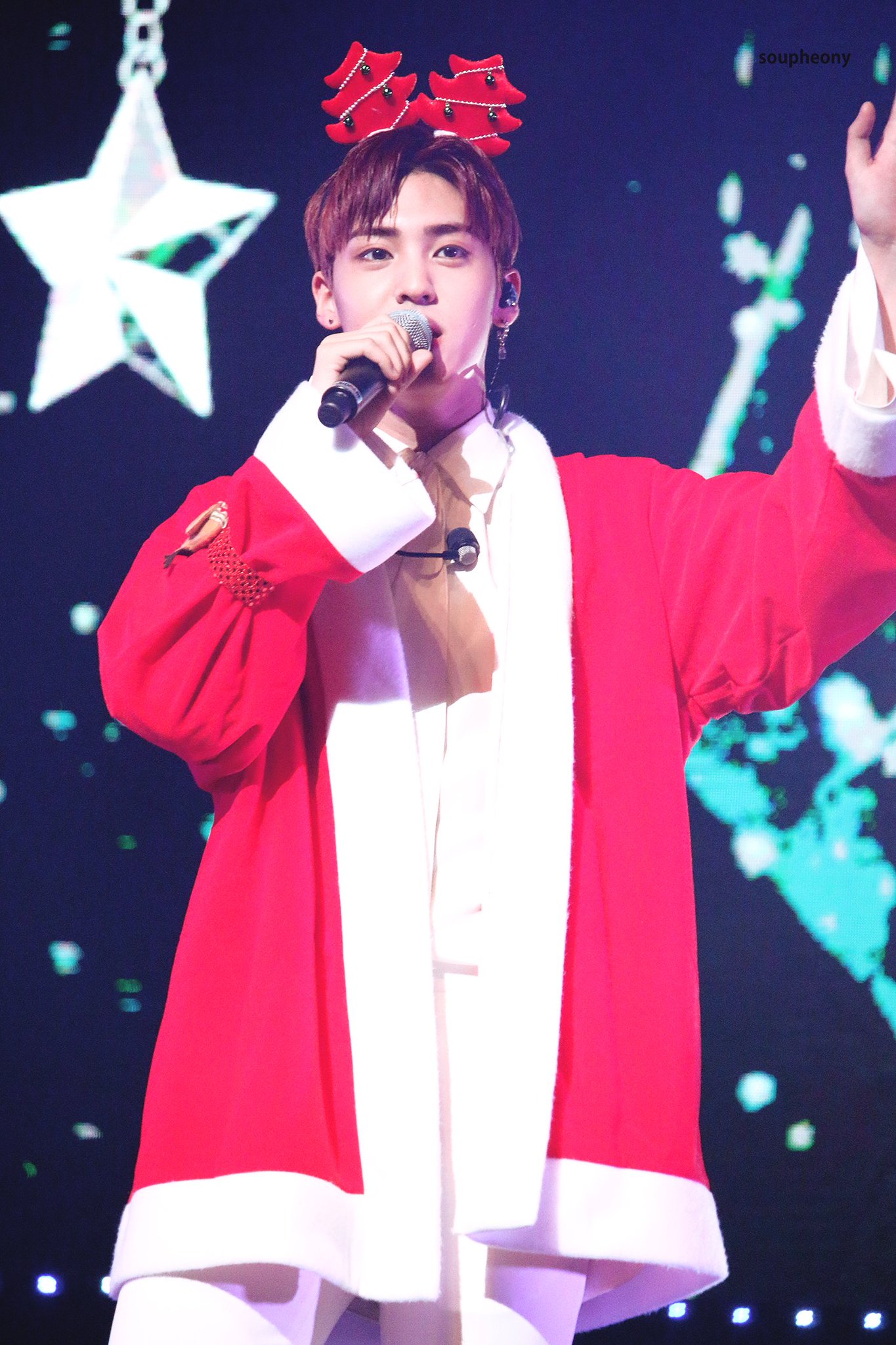 크리스마스 공연이라고 산타복장 입은 비오브유 너무 귀엽다 | 인스티즈