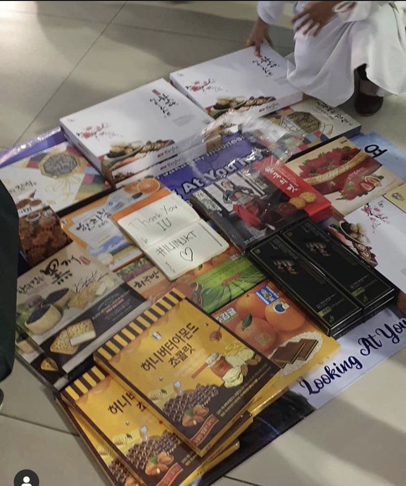 아이유 한국에서 까까 맛난거만 골라갔네ㄱㄱㅋㅋㅋㅋㄱ | 인스티즈