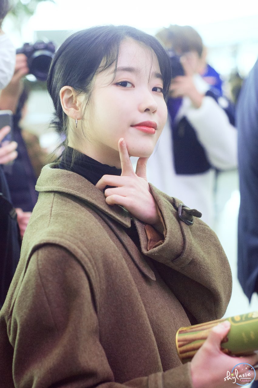 아이유 어제 출국 고화질사진떴어 💙 | 인스티즈