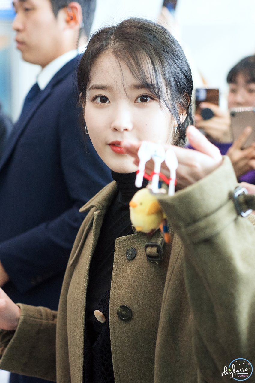 아이유 어제 출국 고화질사진떴어 💙 | 인스티즈