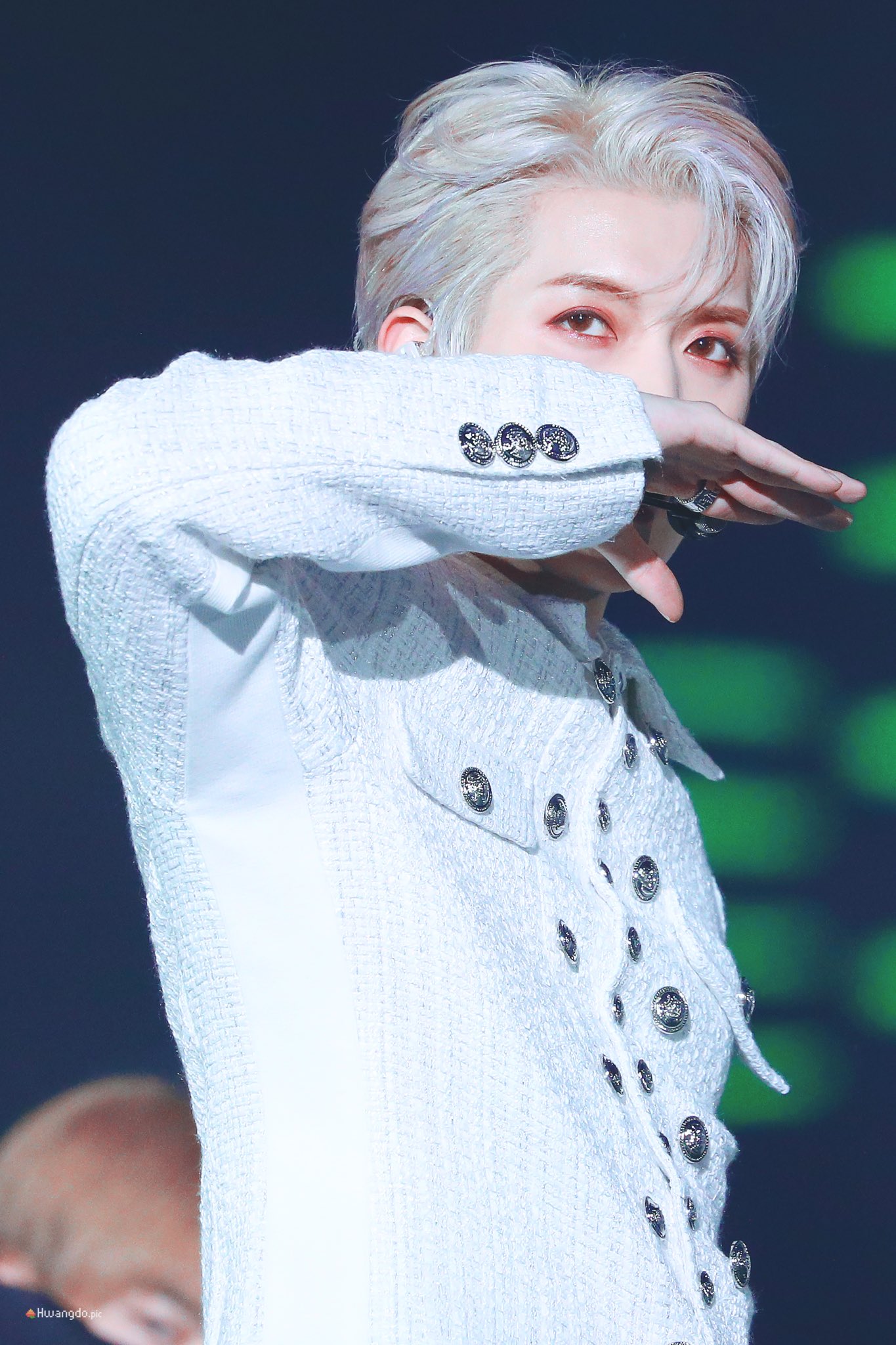 백발과 백금발 그 사이 머리에 하얀 의상 입었을때 어떻게 되냐면 ㅈㅇ 뉴이스트 렌 | 인스티즈