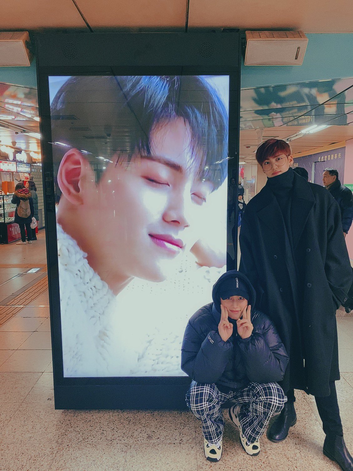 아 송유빈 목폴라에 코트에 안경 | 인스티즈