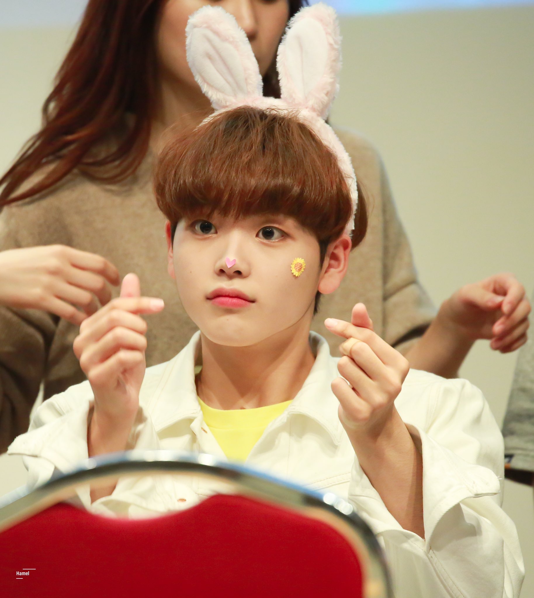 조승연 주황 베레모 쓰고 눈웃음 치는 짤 좀 줄사람? | 인스티즈