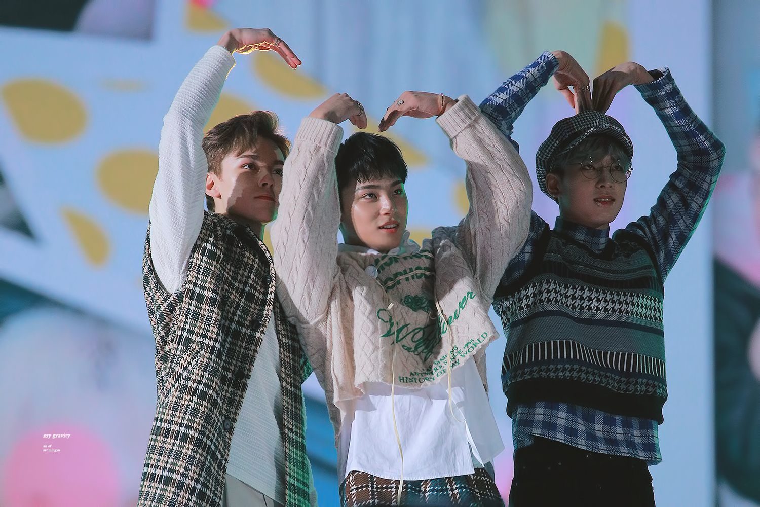 세븐틴 팬석 가리키고 하트 날리는 거 너무 사랑스러워ㅠ | 인스티즈