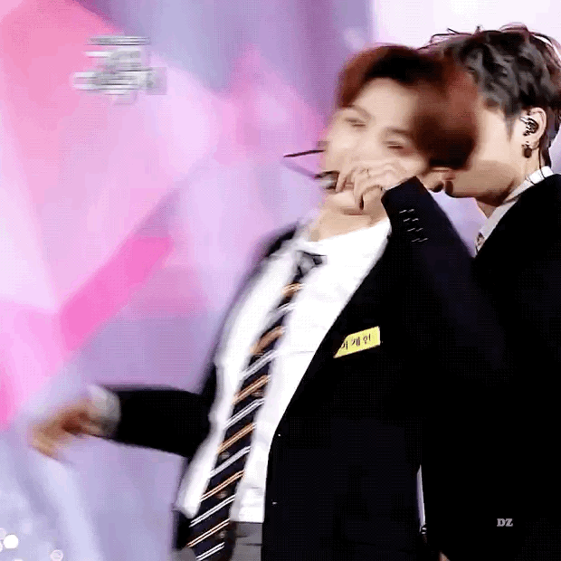 별안간 정재현 가슴에서 하트를 꺼내는 이재현 | 인스티즈