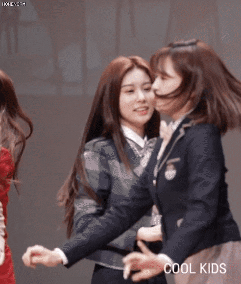 안유진 보고 놀라는 김채원 | 인스티즈