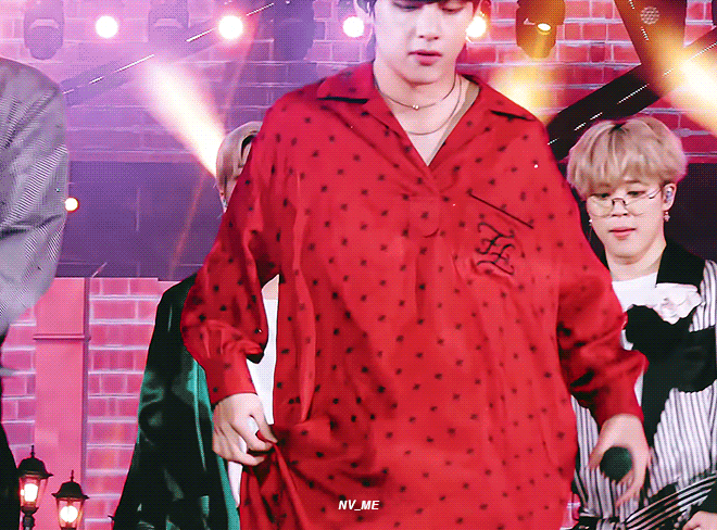 방탄 뷔 진짜 어떻게 무대하다가 살랑살랑 옷 잡을 생각을 하지 | 인스티즈