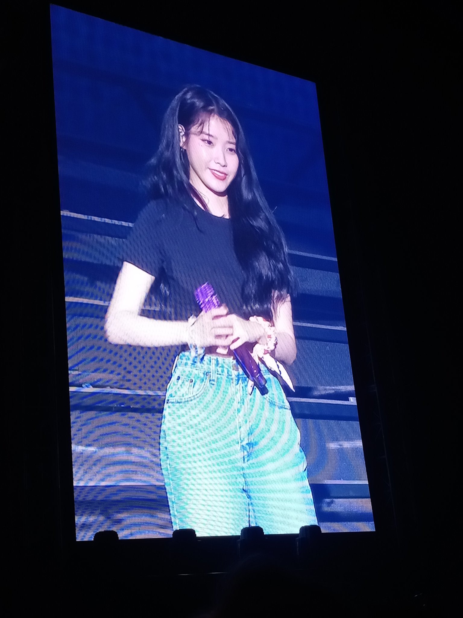 어제 아이유 크롭티에 찢청 입은거 이제 보고 우는 사람 | 인스티즈