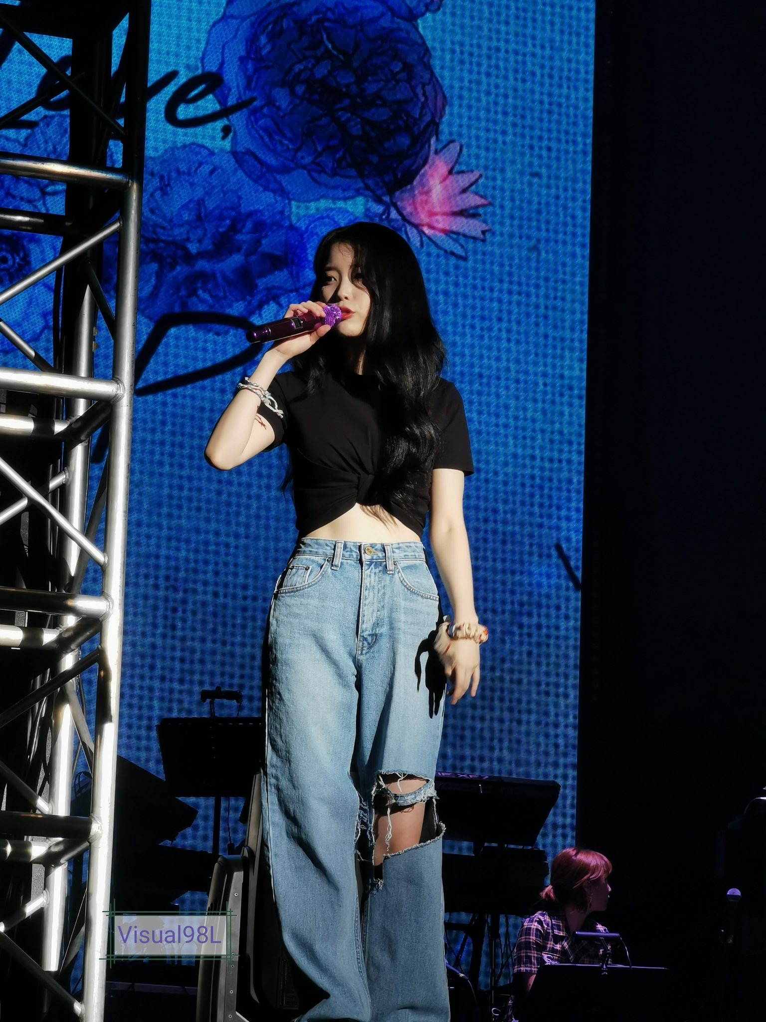 어제 아이유 크롭티에 찢청 입은거 이제 보고 우는 사람 | 인스티즈