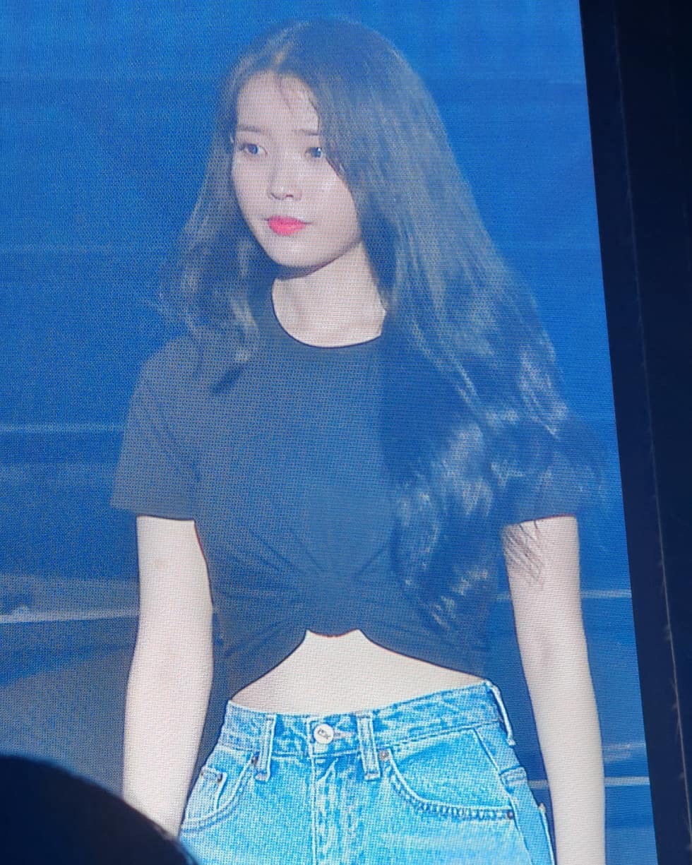 어제 아이유 크롭티에 찢청 입은거 이제 보고 우는 사람 | 인스티즈
