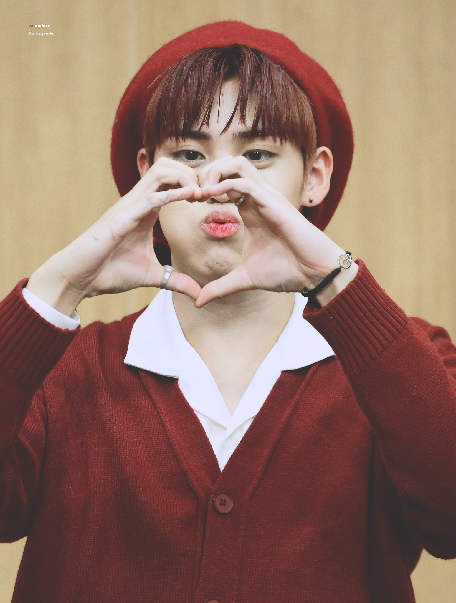 송유빈 비오브유 로고팔찌 낀 거 너무 예쁘다 | 인스티즈