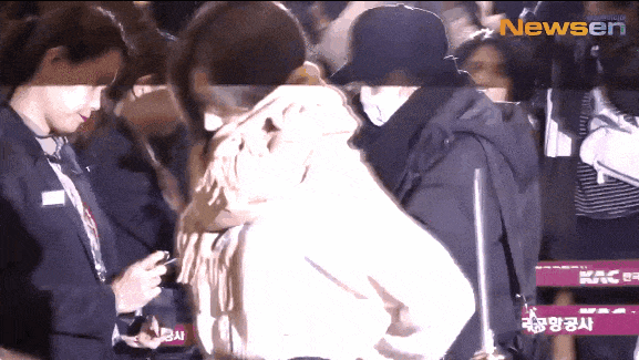 트와이스 여권 검사 받을때 머플러 마스크 까야하는 거 아니야?! | 인스티즈