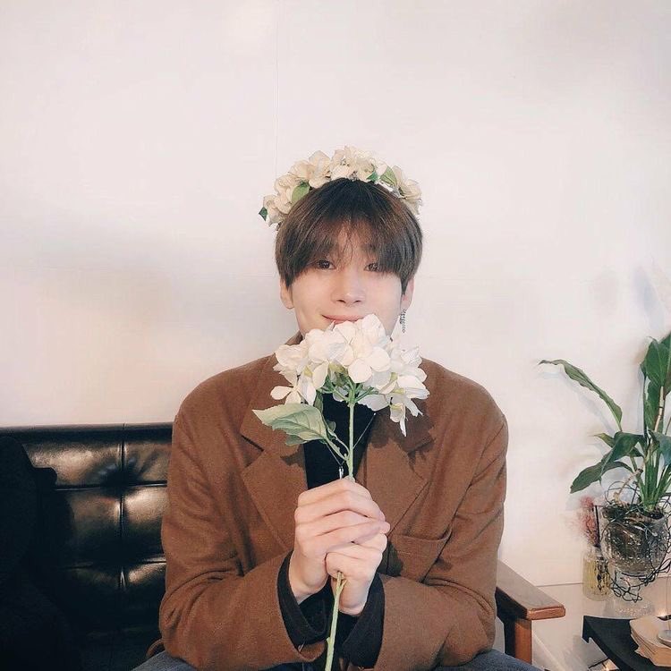 한승우 약간 이런 검정가죽쇼파에 앉으면 귀여워지는걸까? | 인스티즈