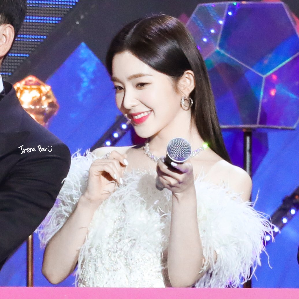 우리 레드벨벳 동생들 네명이서 다같이 맏언니 엠씨 봤을 거 생각하니까 | 인스티즈