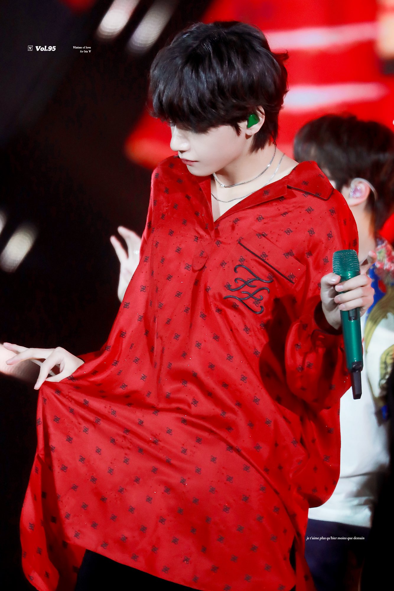 방탄 뷔 진짜 어떻게 무대하다가 살랑살랑 옷 잡을 생각을 하지 | 인스티즈