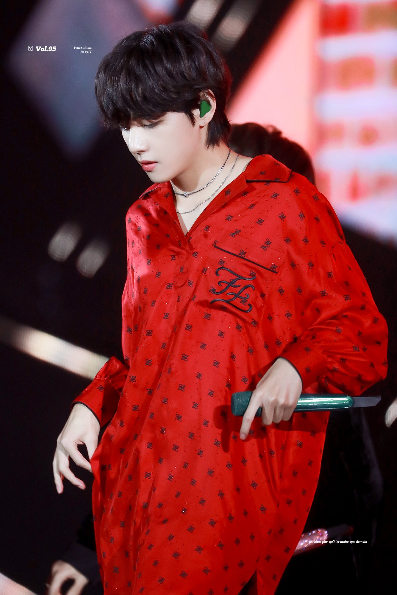 방탄 뷔 진짜 어떻게 무대하다가 살랑살랑 옷 잡을 생각을 하지 | 인스티즈