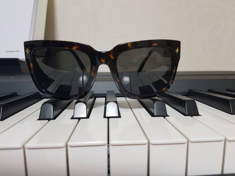 이 선글라스 이상하지? | 인스티즈