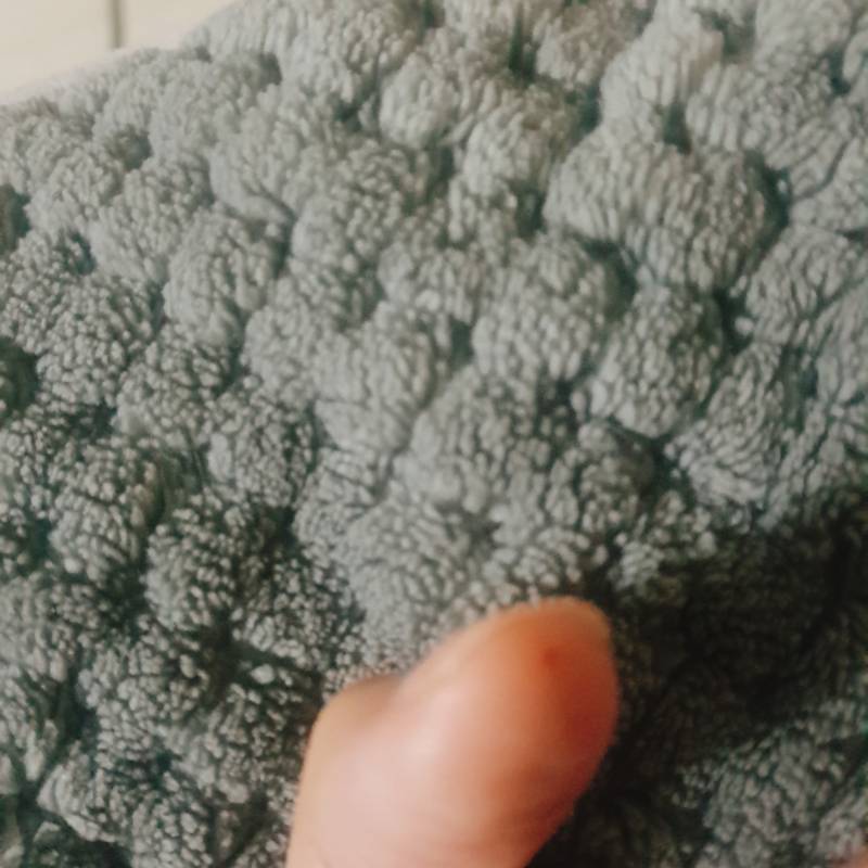 엄지에 머리카락 박혔는데 피났엌ㅋㄱ | 인스티즈