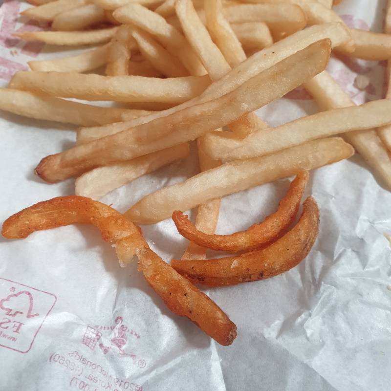 맥도날드 후렌치후라이 시켰는데 무슨 양념묻은 감튀가 사이사이에 있거든? | 인스티즈