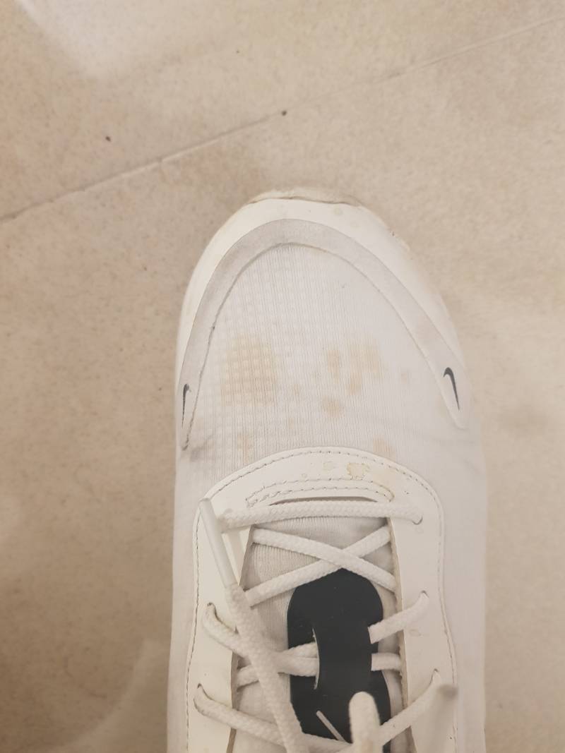 익들아 신발에 묻은 거 뭐 같아 보여? | 인스티즈