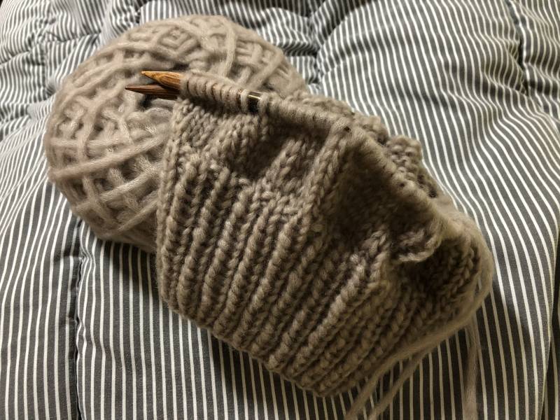 나 지금 스웨터 뜨고있어 | 인스티즈