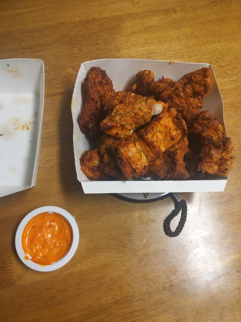 아빠가 회사친구분들 데려와서 치킨 시켜 먹다 남은거 같은데 지금 먹을까? | 인스티즈