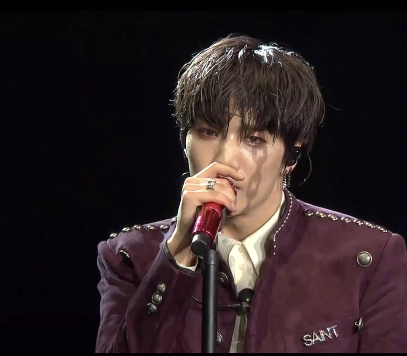 와 뉴종현 무대하는데 얼굴쪽에 비친 그림자가 | 인스티즈