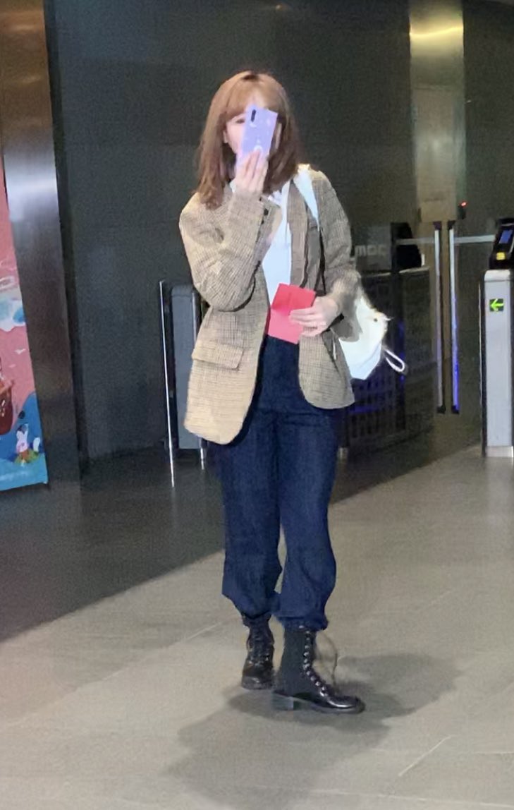 류수정 3일동안 아돌라 스페셜 디제이 했는데 3일동안 사복 다 다양한 스타일인데 잘 어울려 ㅠㅠ | 인스티즈