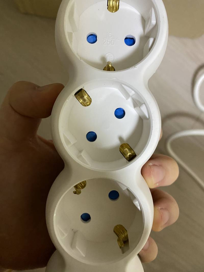 아니 대체 이 멀티탭은 구멍에다가 어떻게 넣는걸까 | 인스티즈