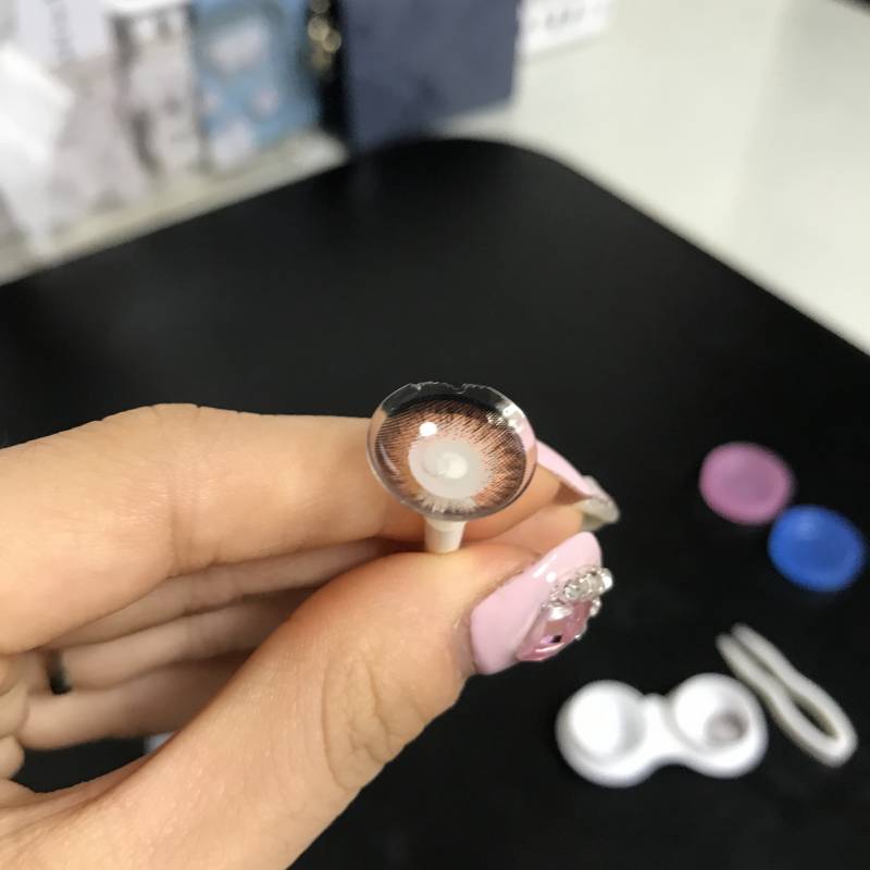 렌즈가 맨날 이렇게 찢어지는데 왜 그럴까.. | 인스티즈