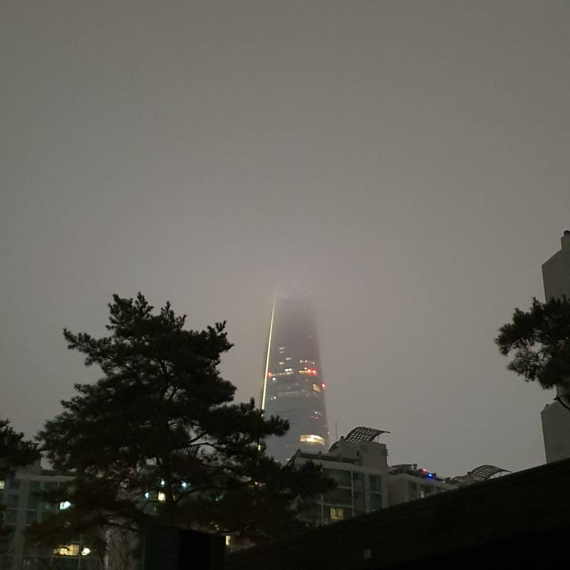 잠실사는데 지금 롯데타워 꼬다리부분 잘려있음,,,,,, | 인스티즈