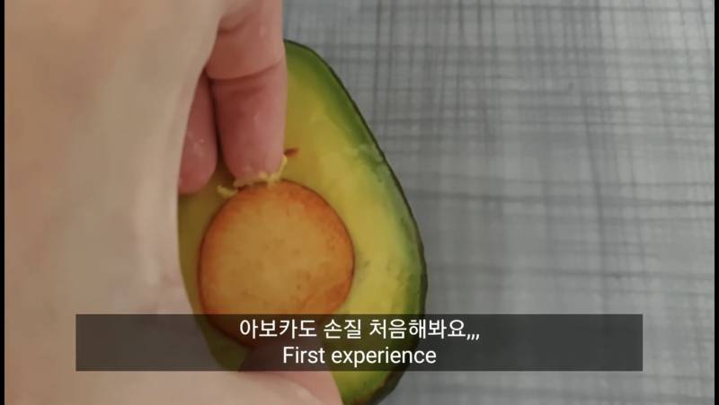 아보카도 이렇게 먹는사람처음봤어... | 인스티즈