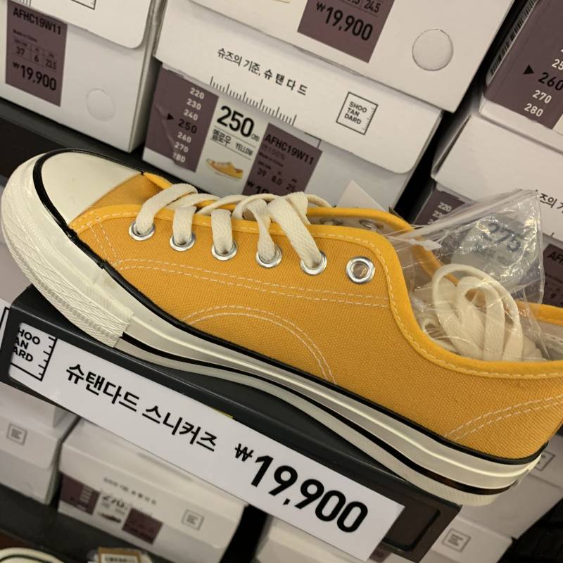 스니커즈 색 골라줘! | 인스티즈