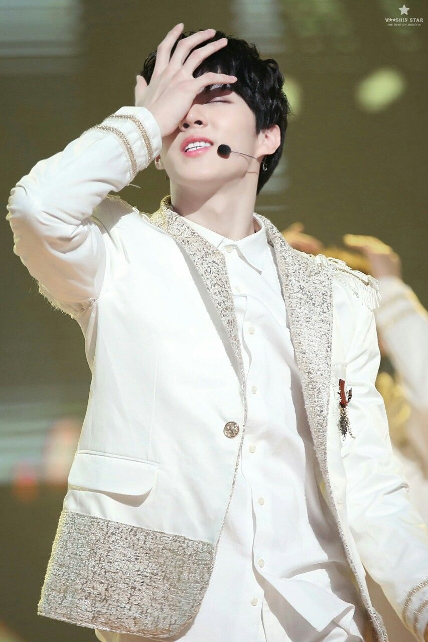 김우석 손 찐으로 예쁘다 | 인스티즈