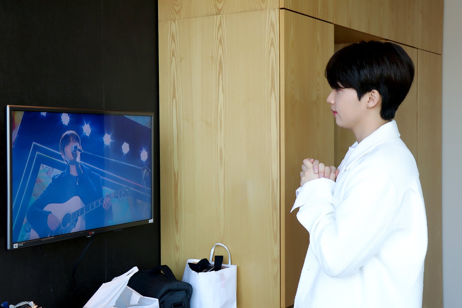 정세운 김재환 무대 보면서 이러고 있는거 전후상황보면 더 웃김 | 인스티즈