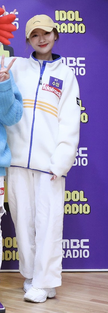 류수정 3일동안 아돌라 스페셜 디제이 했는데 3일동안 사복 다 다양한 스타일인데 잘 어울려 ㅠㅠ | 인스티즈