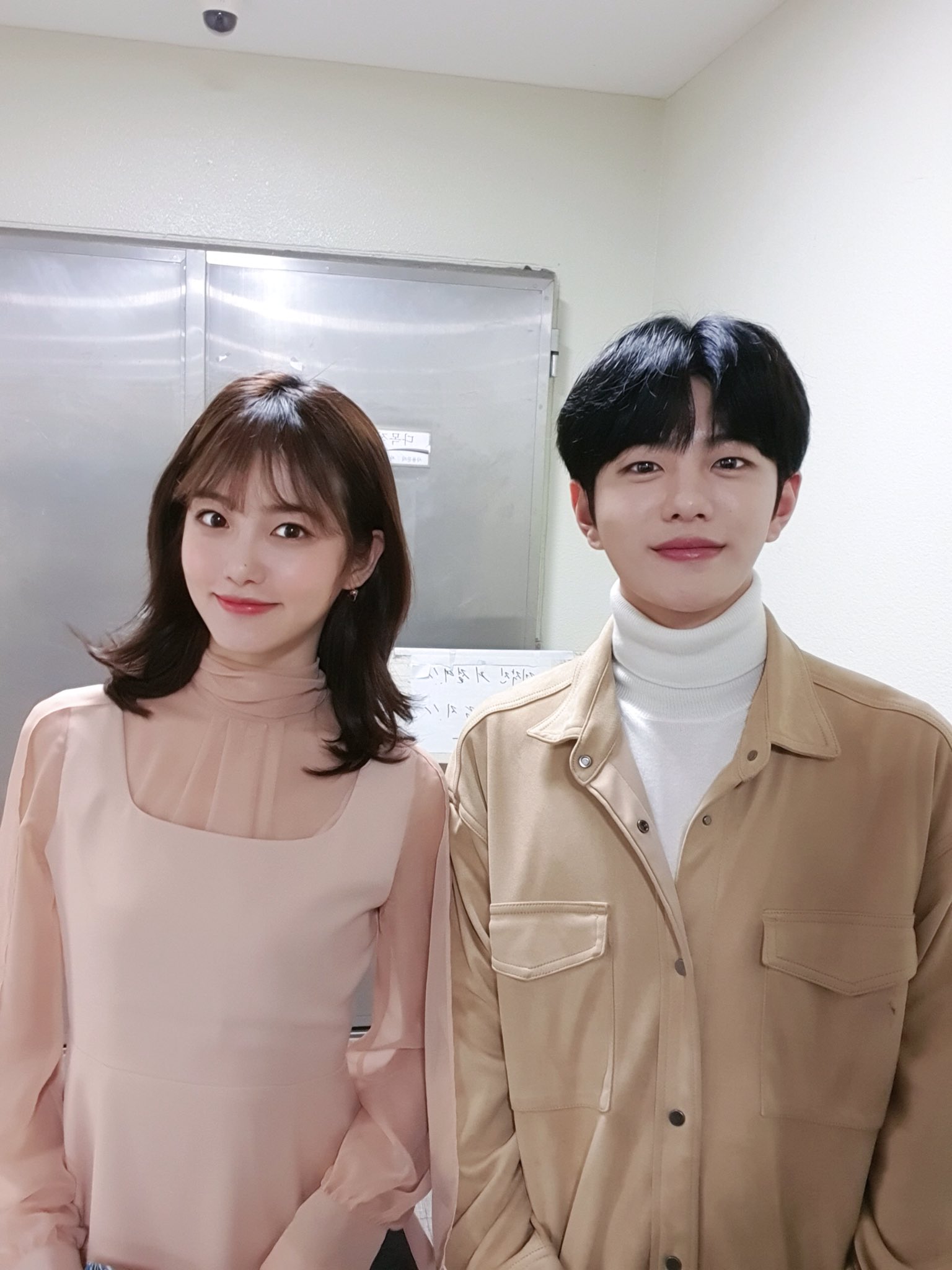 뮤뱅 엠씨들 오늘 얼굴... | 인스티즈