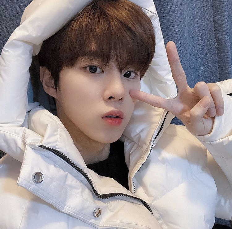 와 김우석 셀카 재질봐 | 인스티즈